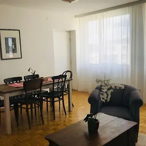 Mitten Im Achten. Zentrale In Apartment Wien
